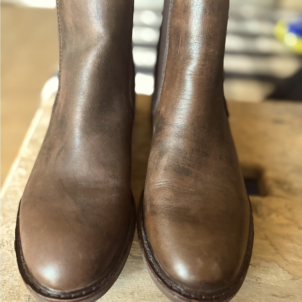 Sofft brand brown leather  booties size 8 in like new condition